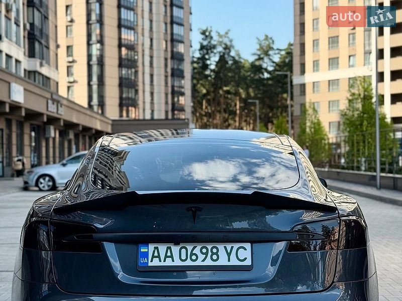 Ліфтбек Tesla Model S 2015 в Львові