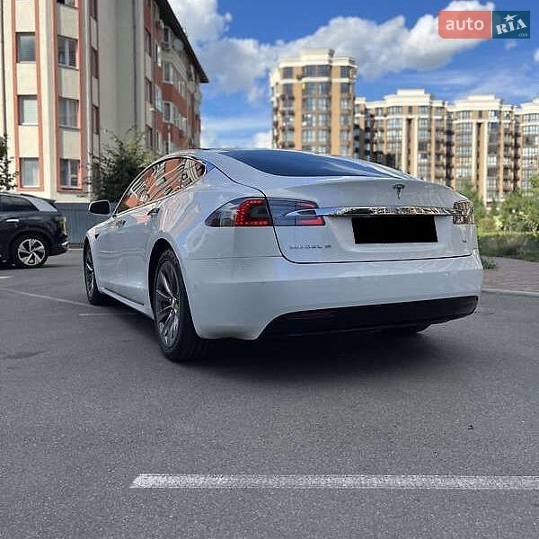Лифтбек Tesla Model S 2017 в Львове