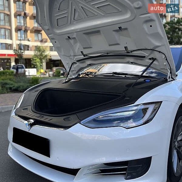 Лифтбек Tesla Model S 2017 в Львове