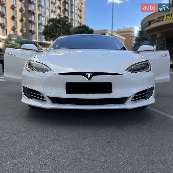 Лифтбек Tesla Model S 2017 в Львове