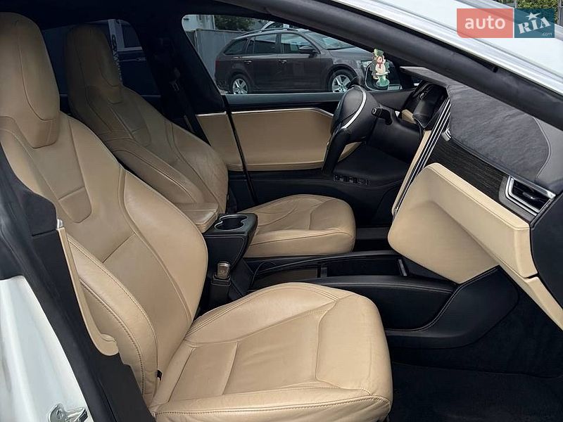 Лифтбек Tesla Model S 2016 в Черновцах