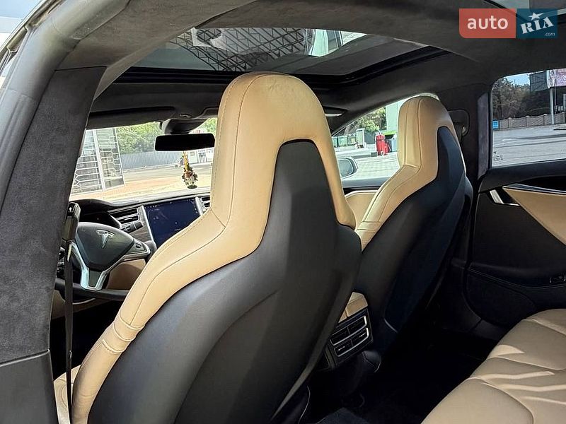 Лифтбек Tesla Model S 2016 в Черновцах