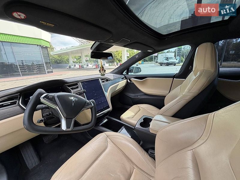 Лифтбек Tesla Model S 2016 в Черновцах