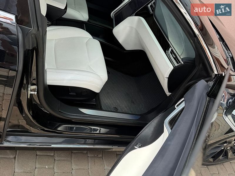 Ліфтбек Tesla Model S 2017 в Шептицькому