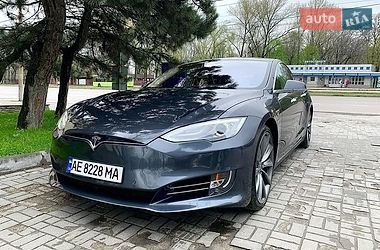 Ліфтбек Tesla Model S 2015 в Львові