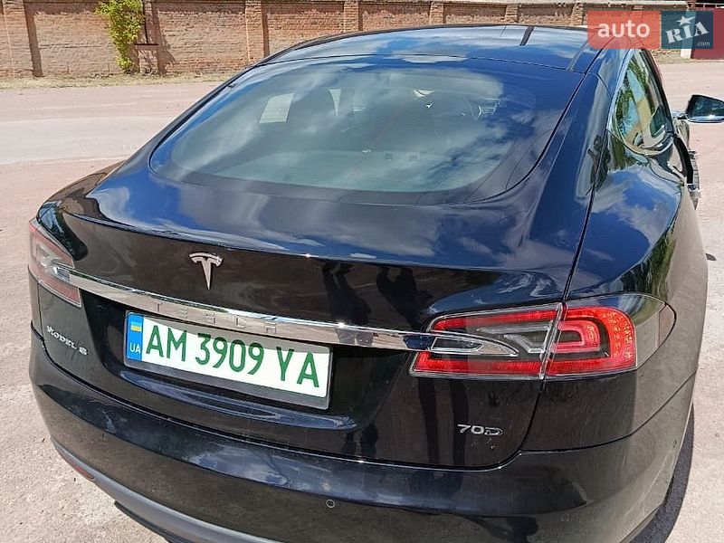 Ліфтбек Tesla Model S 2015 в Коростені