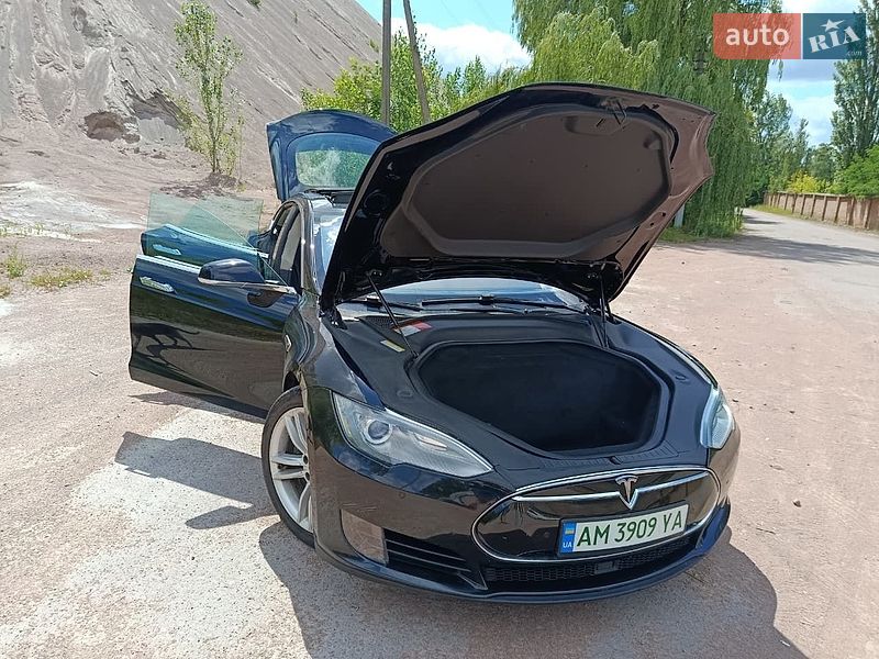 Ліфтбек Tesla Model S 2015 в Коростені