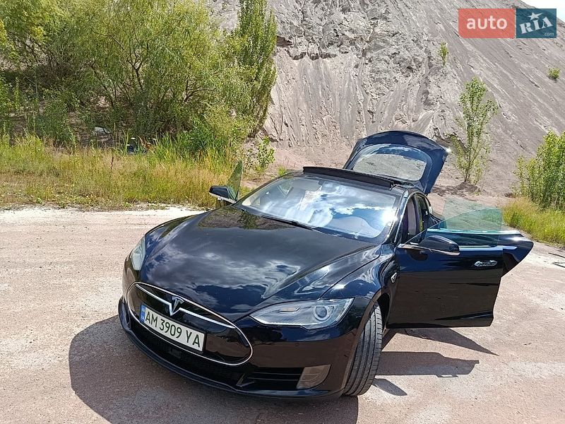 Ліфтбек Tesla Model S 2015 в Коростені
