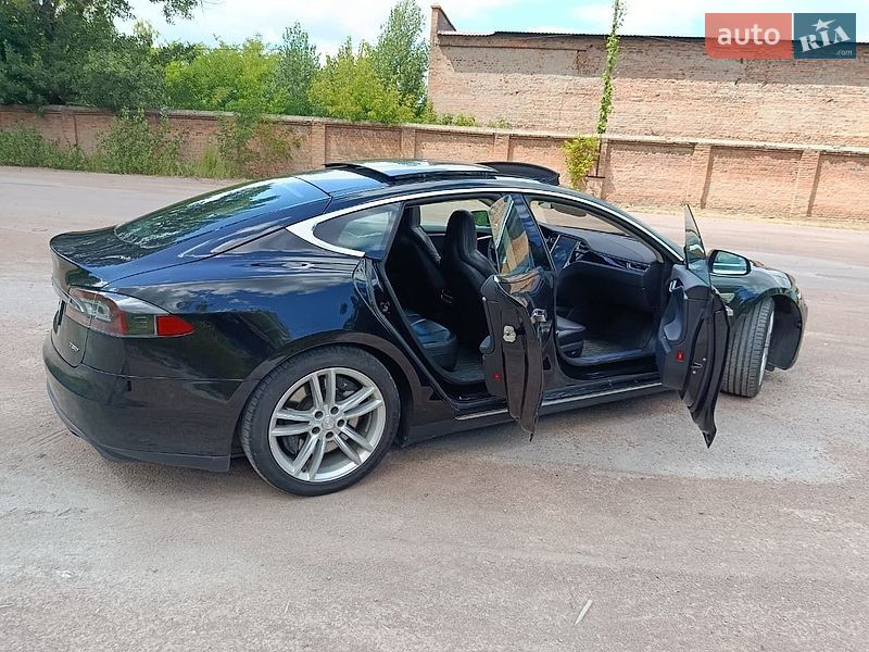 Ліфтбек Tesla Model S 2015 в Коростені