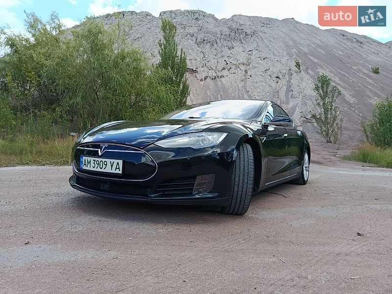 Ліфтбек Tesla Model S 2015 в Коростені