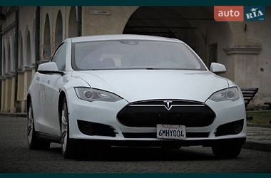 Лифтбек Tesla Model S 2015 в Львове