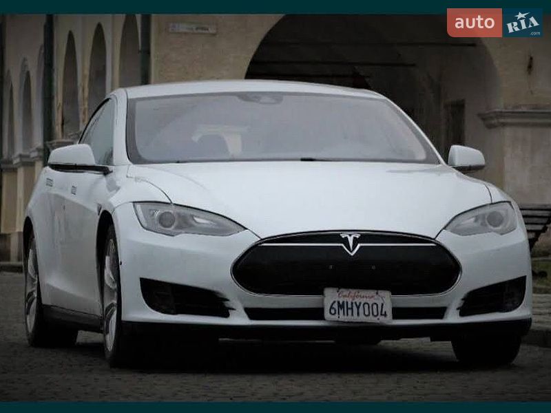 Лифтбек Tesla Model S 2015 в Львове