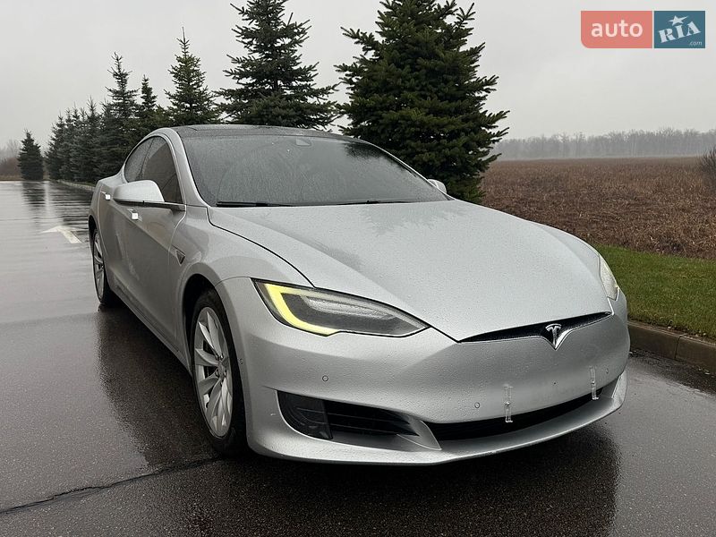 Ліфтбек Tesla Model S 2016 в Києві