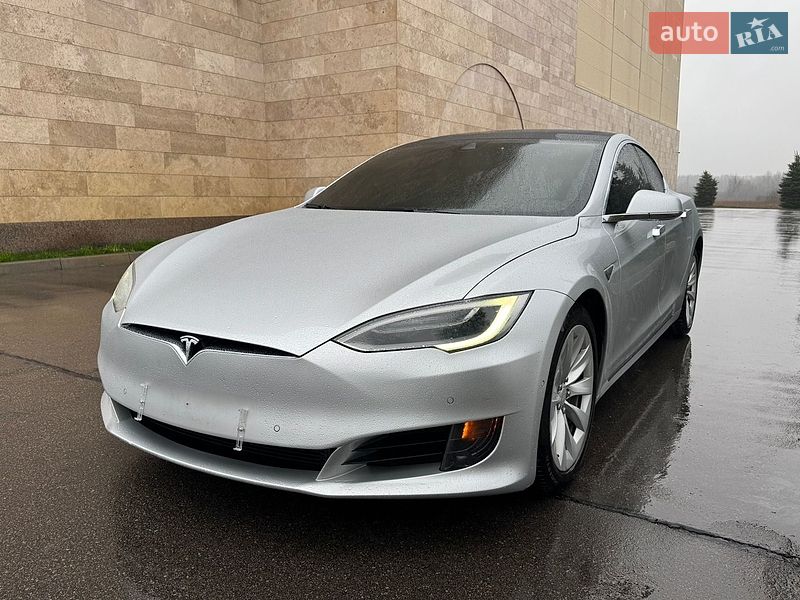 Ліфтбек Tesla Model S 2016 в Києві