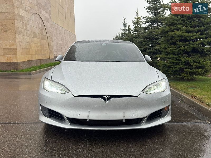 Ліфтбек Tesla Model S 2016 в Києві
