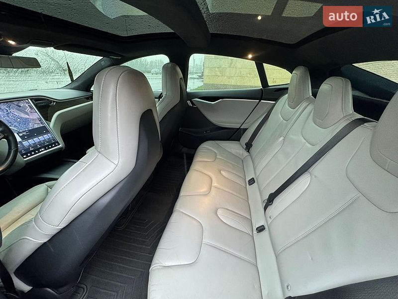 Ліфтбек Tesla Model S 2016 в Києві