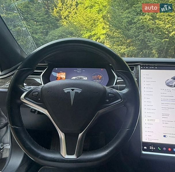 Лифтбек Tesla Model S 2016 в Львове