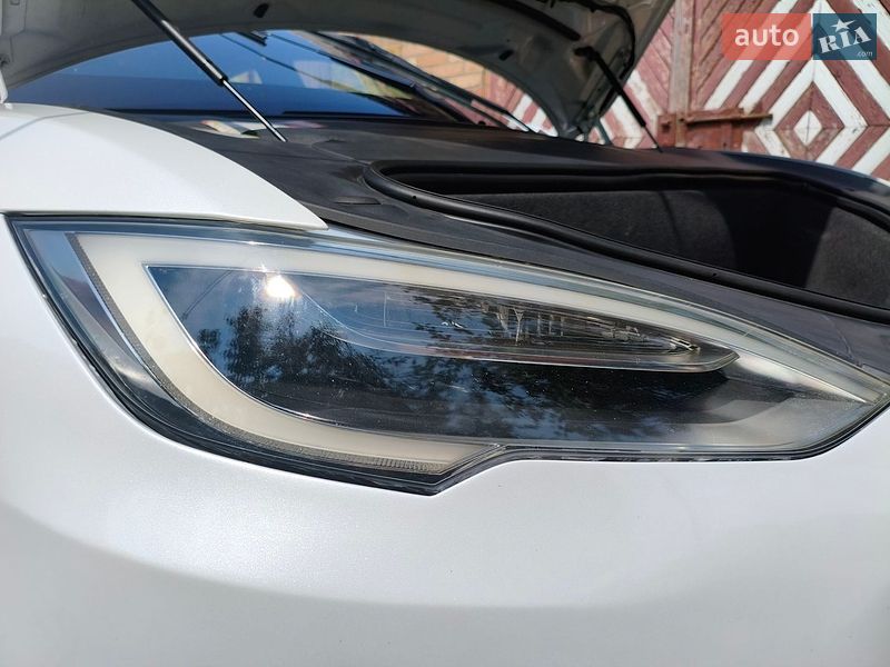 Лифтбек Tesla Model S 2018 в Нововолынске