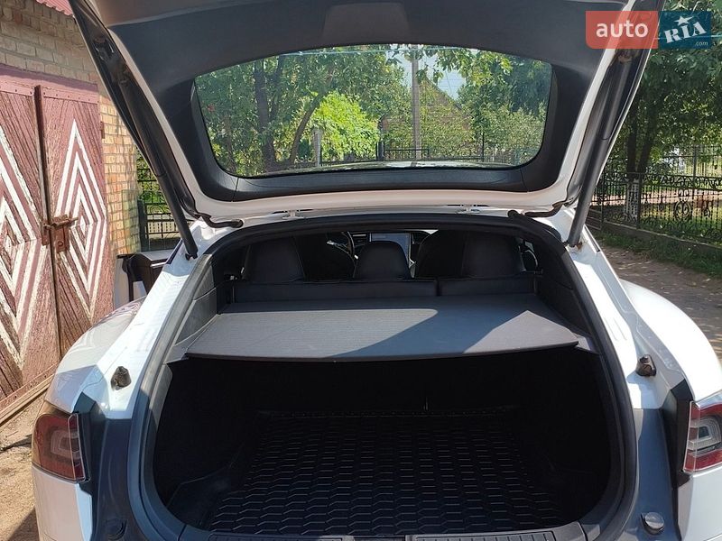Лифтбек Tesla Model S 2018 в Нововолынске