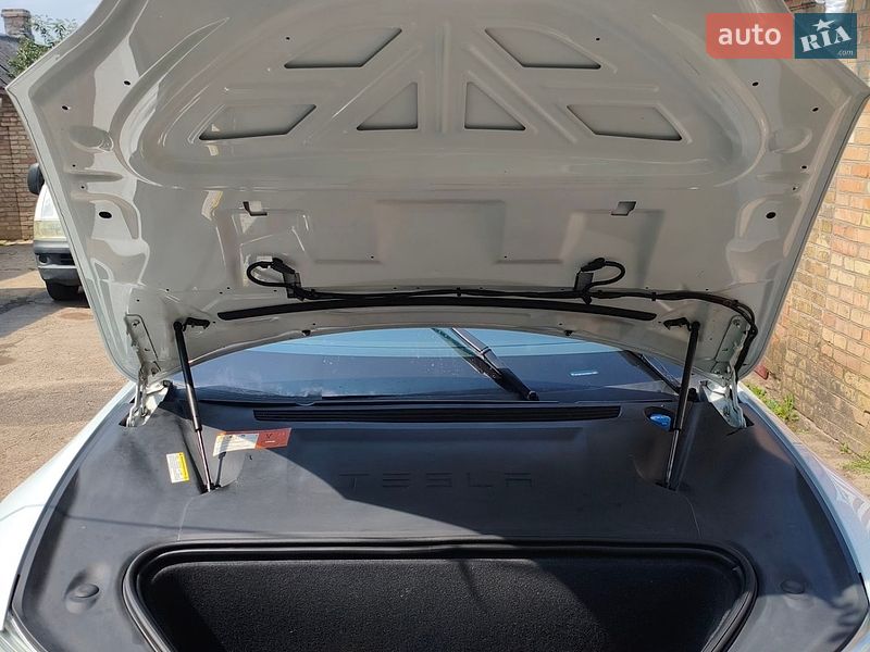 Лифтбек Tesla Model S 2018 в Нововолынске