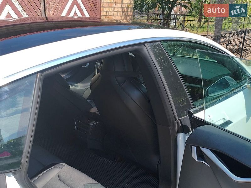 Лифтбек Tesla Model S 2018 в Нововолынске
