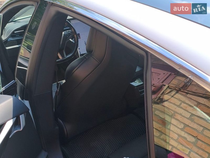 Лифтбек Tesla Model S 2018 в Нововолынске