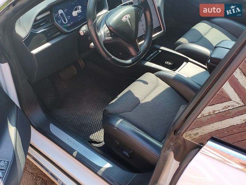Лифтбек Tesla Model S 2018 в Нововолынске