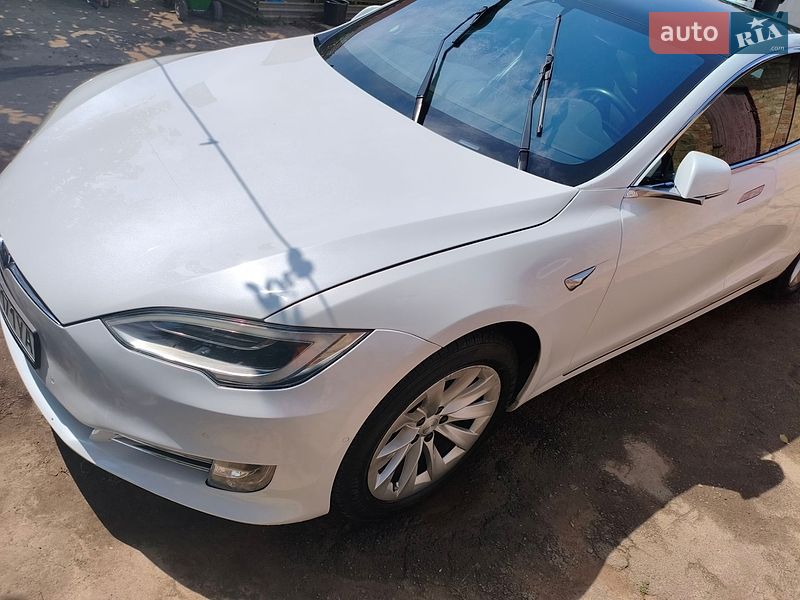 Лифтбек Tesla Model S 2018 в Нововолынске
