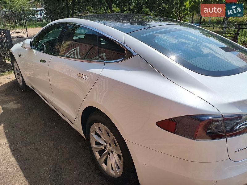 Лифтбек Tesla Model S 2018 в Нововолынске