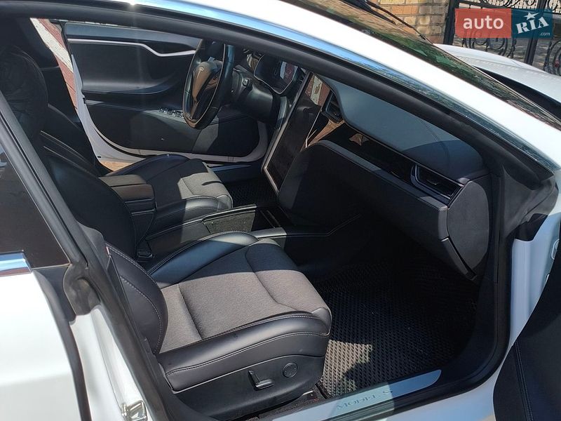 Ліфтбек Tesla Model S 2018 в Нововолинську