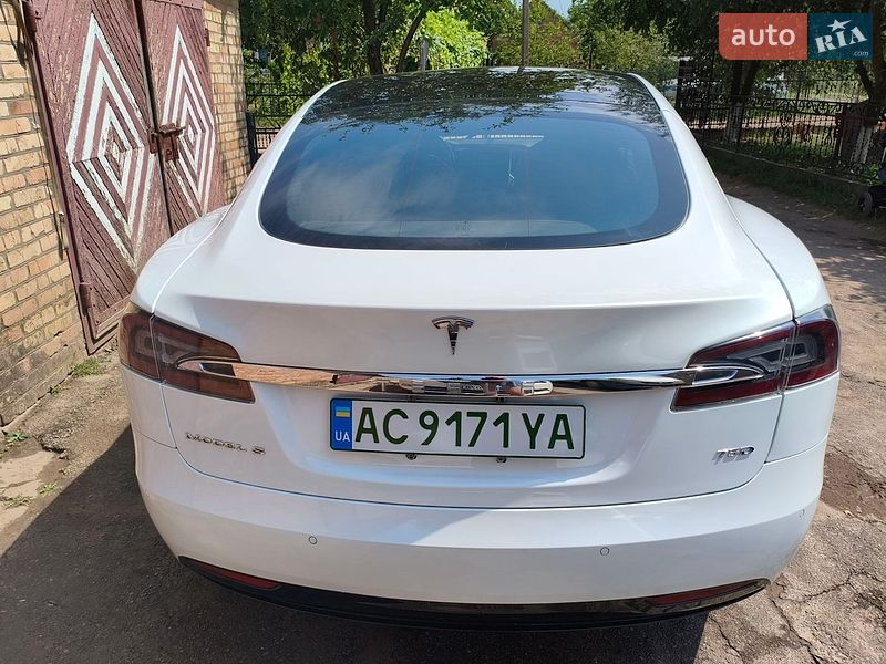 Лифтбек Tesla Model S 2018 в Нововолынске