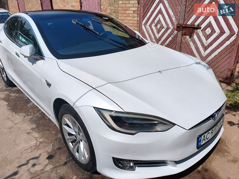 Лифтбек Tesla Model S 2018 в Нововолынске