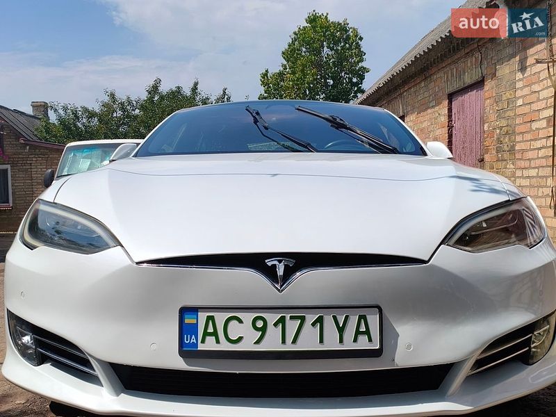 Лифтбек Tesla Model S 2018 в Нововолынске