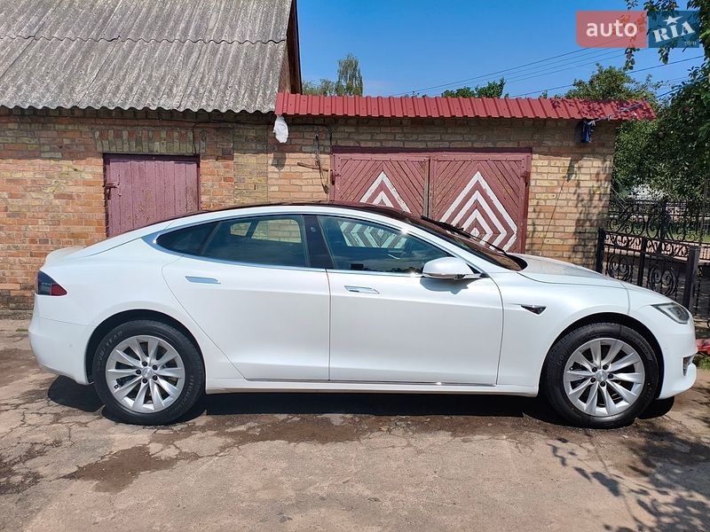 Лифтбек Tesla Model S 2018 в Нововолынске
