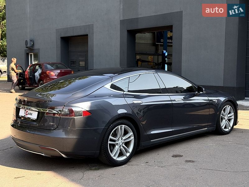 Лифтбек Tesla Model S 2015 в Киеве фото 9 Лифтбек Tesla Model S 2015 в Киеве