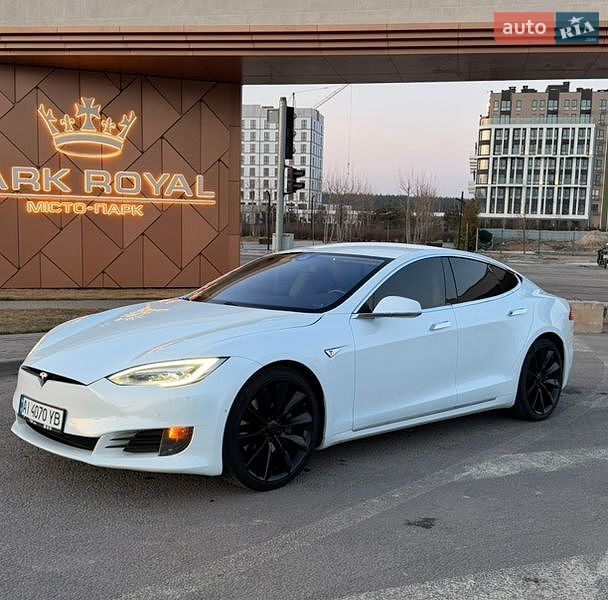 Лифтбек Tesla Model S 2016 в Буче