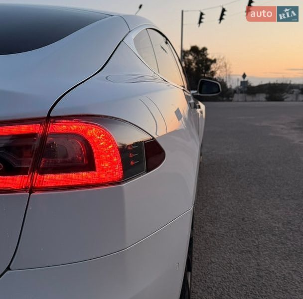 Лифтбек Tesla Model S 2016 в Буче