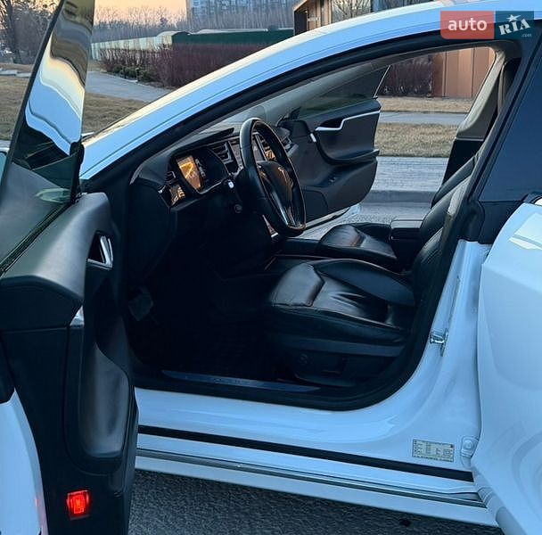 Лифтбек Tesla Model S 2016 в Буче
