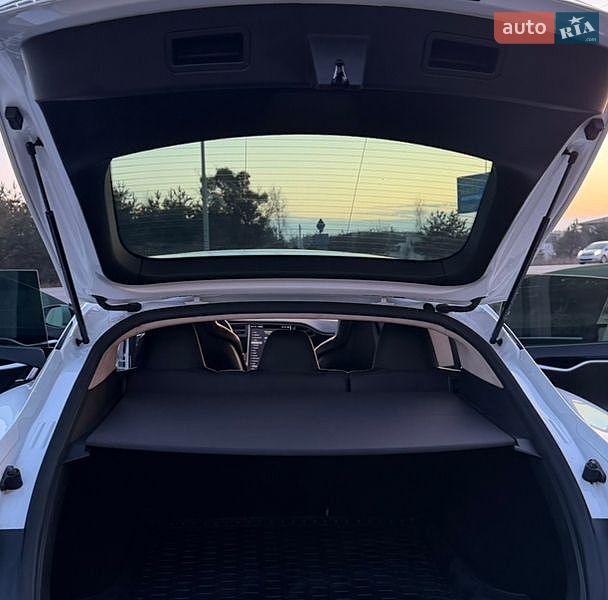 Лифтбек Tesla Model S 2016 в Буче