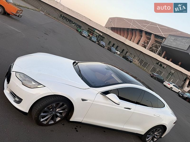 Ліфтбек Tesla Model S 2014 в Львові фото 7 Ліфтбек Tesla Model S 2014 в Львові