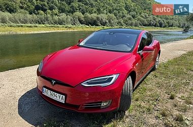 Лифтбек Tesla Model S 2015 в Залещиках
