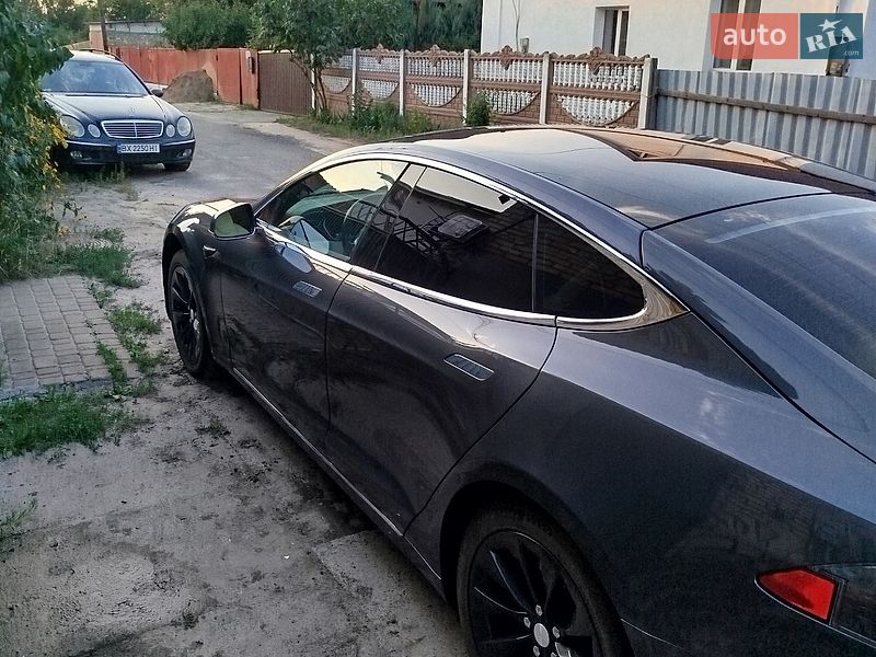Лифтбек Tesla Model S 2017 в Ирпене