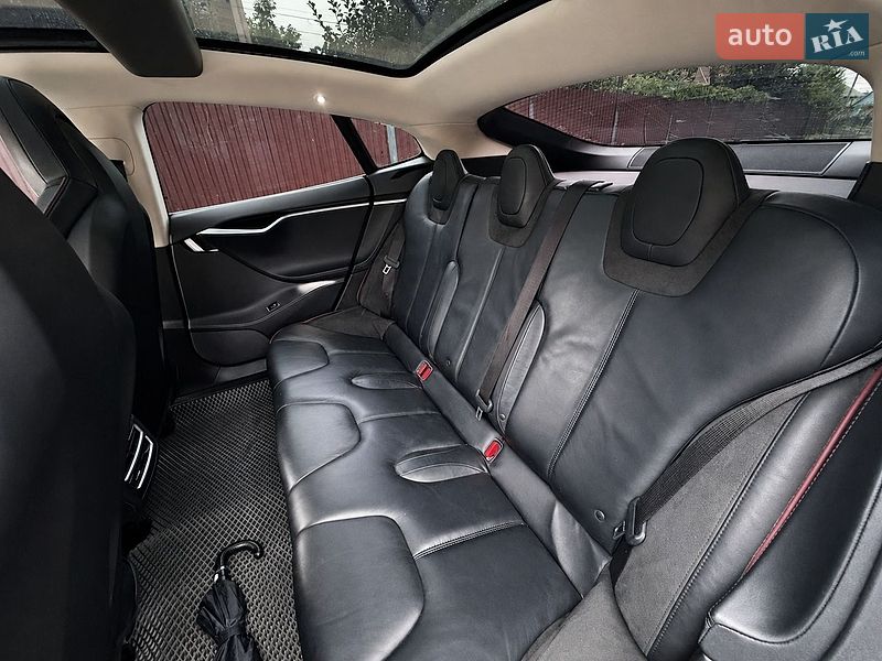 Ліфтбек Tesla Model S 2013 в Володимирі