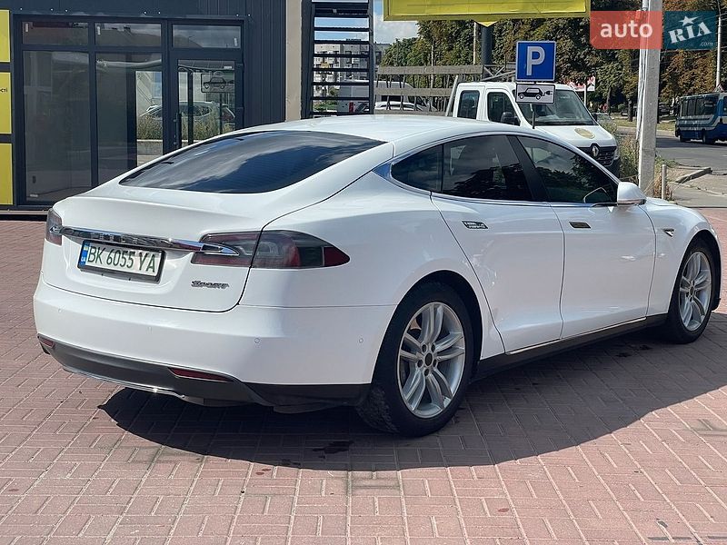Ліфтбек Tesla Model S 2015 в Рівному