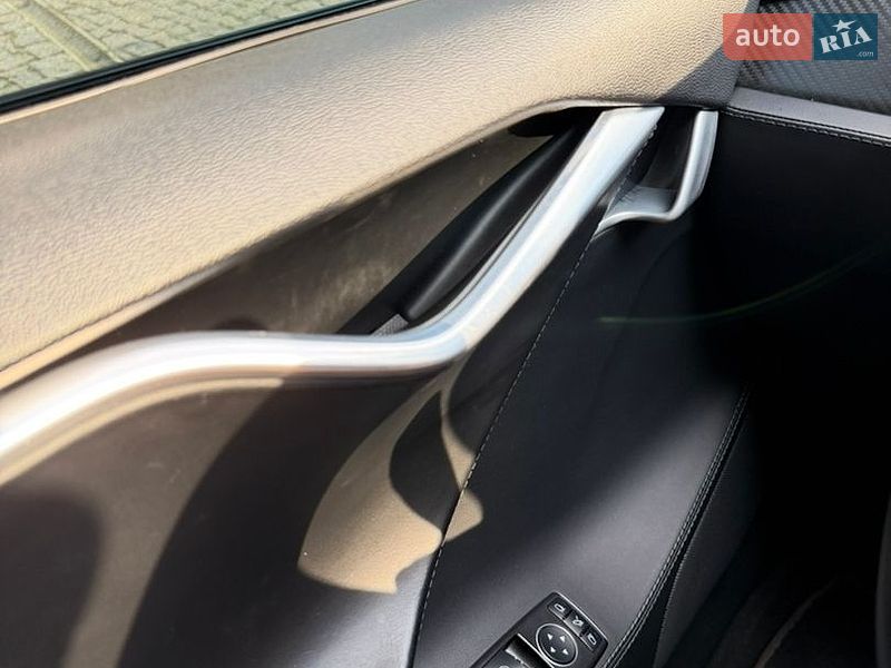 Ліфтбек Tesla Model S 2015 в Києві
