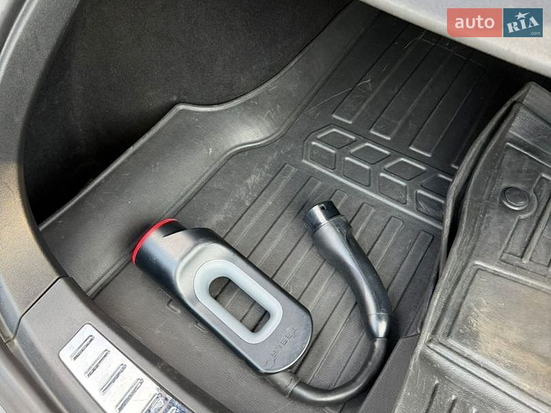Ліфтбек Tesla Model S 2015 в Києві