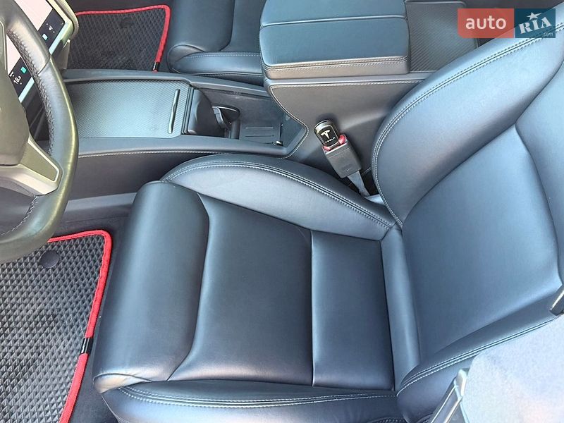 Лифтбек Tesla Model S 2020 в Умани