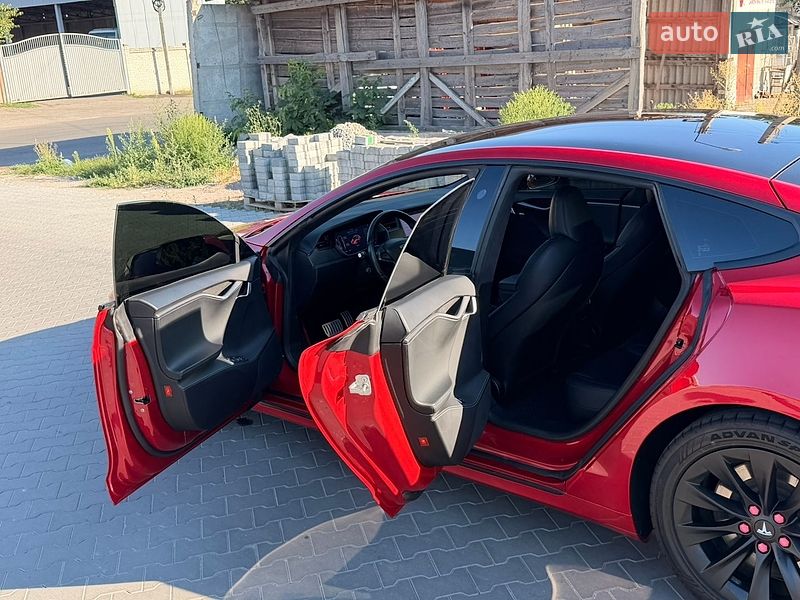Лифтбек Tesla Model S 2020 в Умани