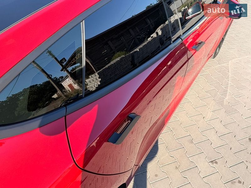Лифтбек Tesla Model S 2020 в Умани