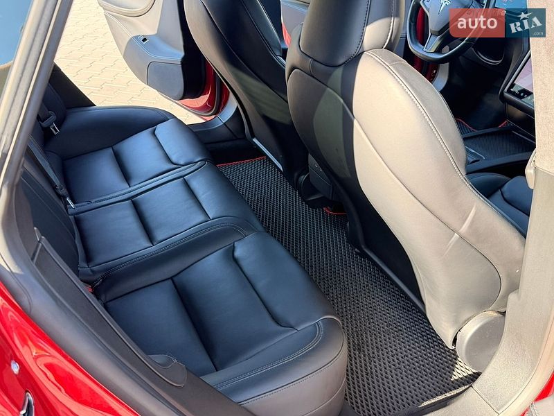 Лифтбек Tesla Model S 2020 в Умани